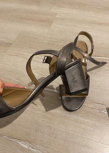 Gri Tokalı Blok Topuk Kadın Abiye Ayakkabı - Görsel 2