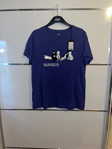 Mavi kedi baskılı t-shirt