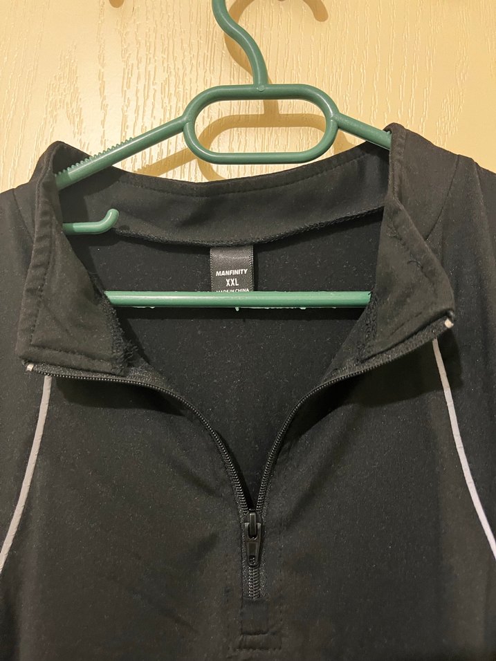 Siyah Yarım Kollu Yüksek Yakalı Tişört - Görsel 2