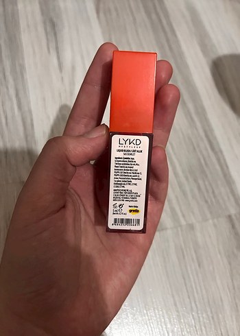 Parlak Kırmızı Ruj - Görsel 2