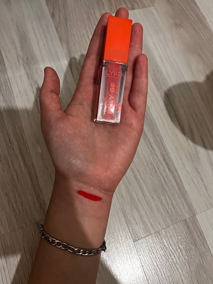 Parlak Kırmızı Ruj - Görsel 3