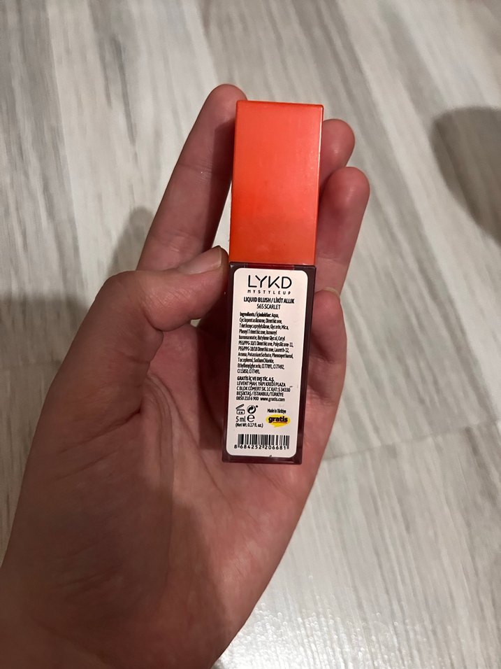 Parlak Kırmızı Ruj - Görsel 2