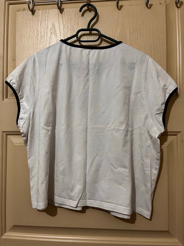 Siyah Yıldız Baskılı Beyaz Kadın Tişört - Görsel 2