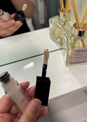 Huda Beauty Huda Beauty kapatıcı ve Nars afterglow allık
