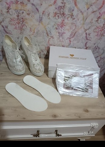 Dantel Detaylı Beyaz Stiletto Topuklu Kadın Spor Ayakkabı - Görsel 2