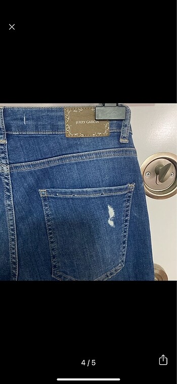 30 Beden mavi Renk Eskitme ve yırtma detaylı jean