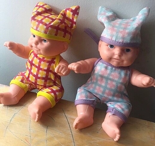 İki ikiz bebek