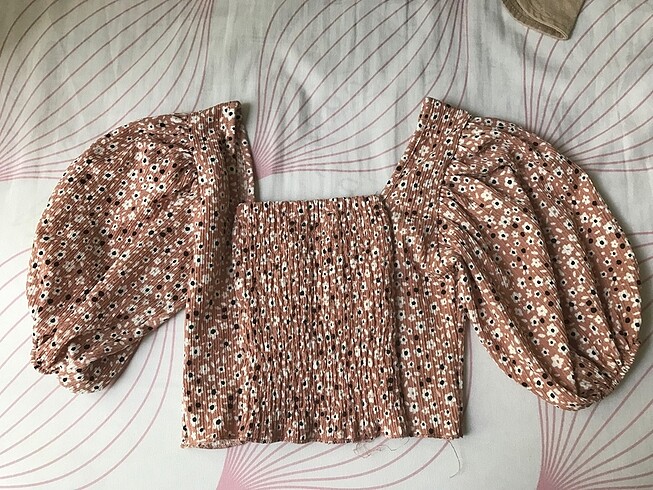 Trendyol & Milla trendyol balon kollu pembe çiçekli crop bluz