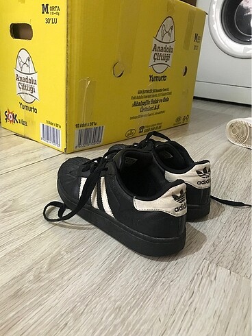 Siyah superstar adidas