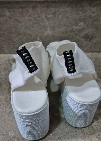 Beyaz Kadın Dolgu Topuklu Sandalet - Görsel 3