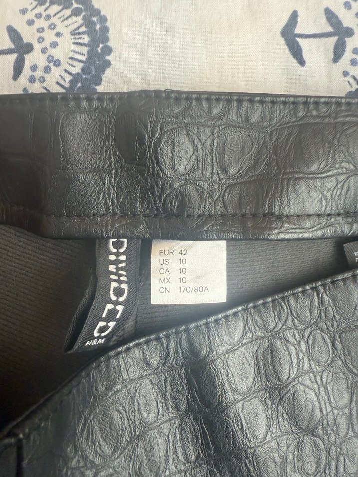 H&M 42 beden orta bel  Siyah Yılan Desenli Deri Pantolon - Görsel 3