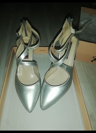 Gümüş rengi stiletto 