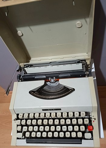 Beyaz Gri Mekanik Daktilo - Görsel 3