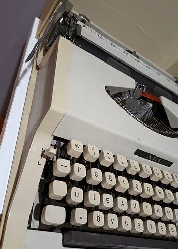 Beyaz Gri Mekanik Daktilo - Görsel 2