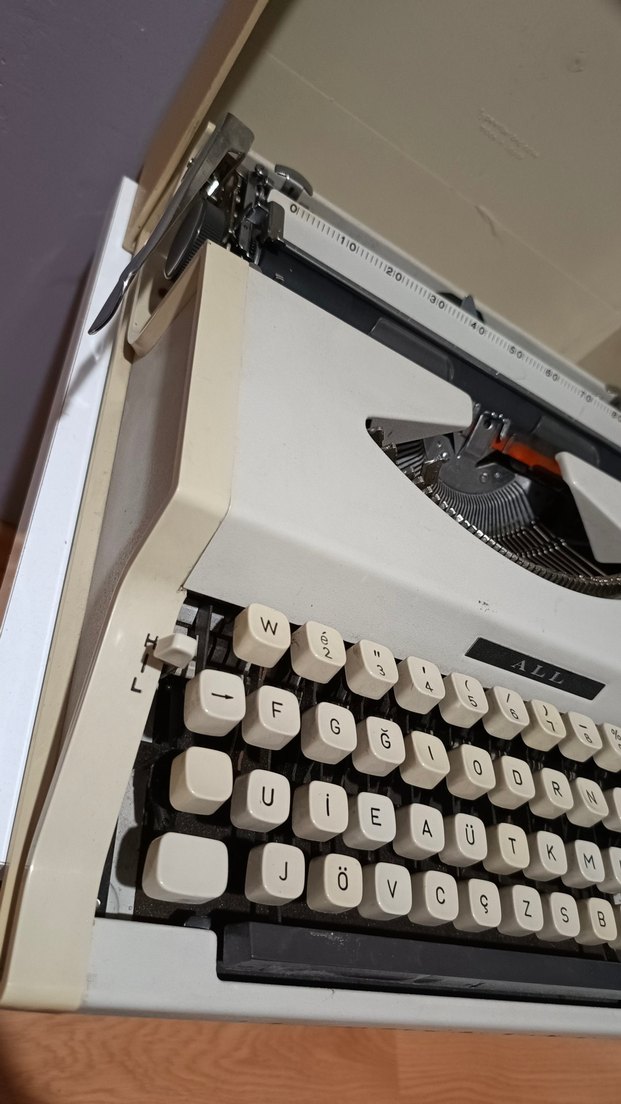 Beyaz Gri Mekanik Daktilo - Görsel 2