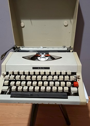 Gri Beyaz Mekanik Daktilo - Görsel 4