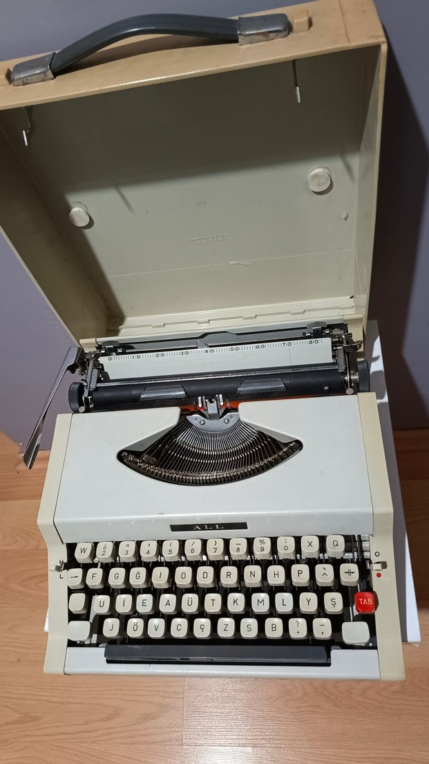 Gri Beyaz Mekanik Daktilo - Görsel 2