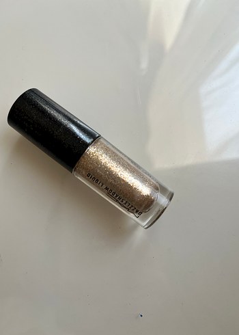 Beden Mac dazzles likit far