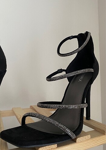 Catwalk Junkie Taş bantlı topuklu ayakkabı