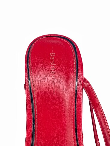 37 Beden kırmızı Renk Bershka Sandalet %70 İndirimli.