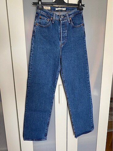 Levis Ribcage Straight
