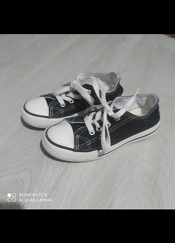 30 Beden çeşitli Renk İki spor ayakkabı.Converse model