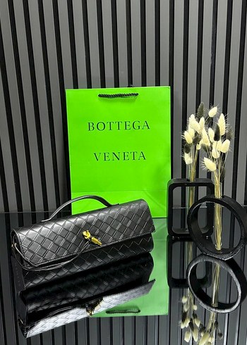 Siyah Deri Bottega Veneta Kemerli El Çantası