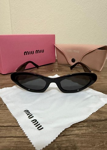 Beden Miu Miu Siyah Parlak Kadın Güneş Gözlüğü