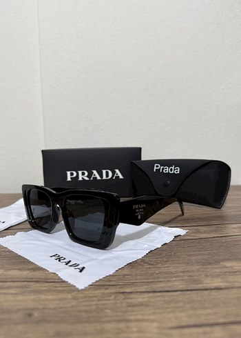 Prada Zincir Detaylı Parlak Siyah Kadın Güneş Gözlüğü