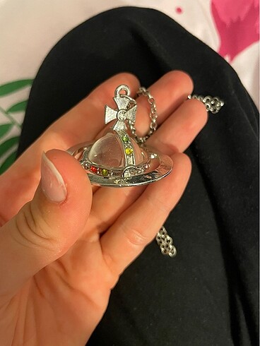 Vivienne Westwood Nana kolye ve piercing