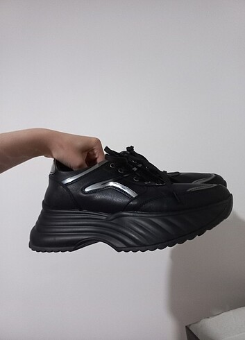 Siyah kaliteli spor ayakkabı