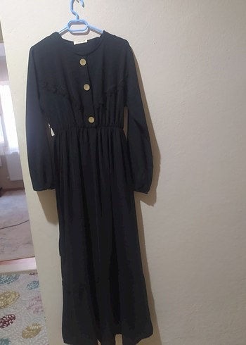 kolu ve beli lastikli fırfır detaylı siyah elbise