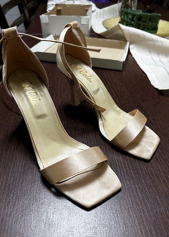 Bej Saten Stiletto Topuklu Kadın Ayakkabı