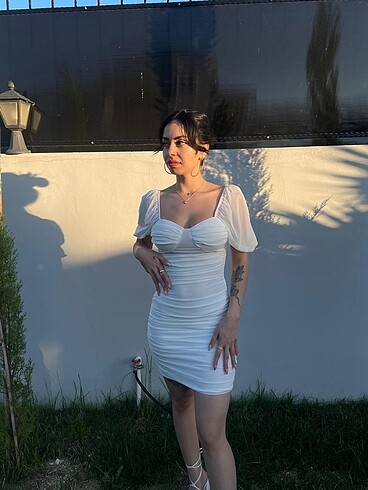 Beyaz büzgülü elbise