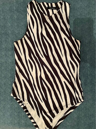 Zebra desenli halter yaka çıtçıtlı body +2 askılı crop