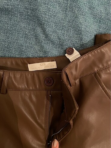 Stradivarius Deri cep detaylı pantalon