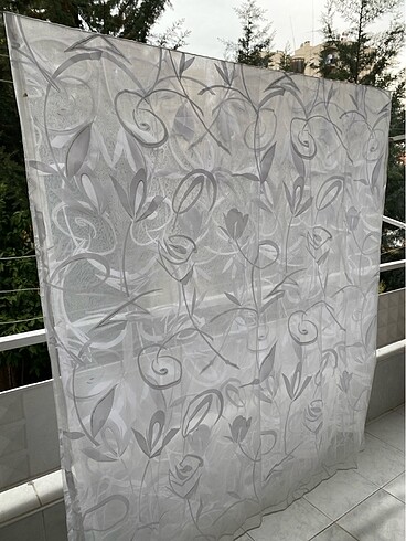 Üç metre eninde kendinden desenli hiç kullanılmamış