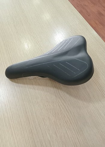 Siyah bisiklet koltuğu sele