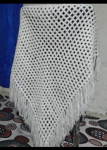 Beyaz renkli, örgü ve püsküllü bohem tarzı kadın şalı. - Görsel 5