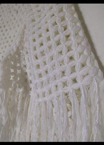 Beyaz renkli, örgü ve püsküllü bohem tarzı kadın şalı. - Görsel 2