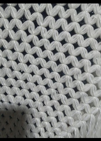 Beyaz renkli, örgü ve püsküllü bohem tarzı kadın şalı. - Görsel 3