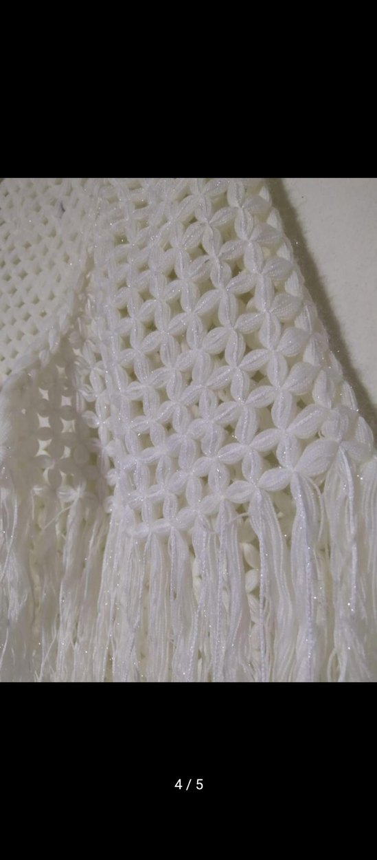 Beyaz renkli, örgü ve püsküllü bohem tarzı kadın şalı. - Görsel 2