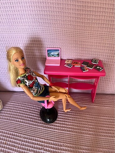 Barbie Çalışıyor