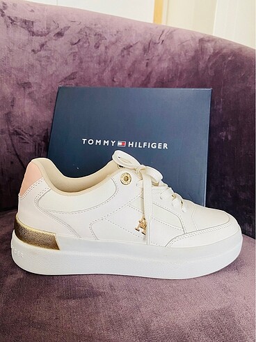 Tommy Hilgfiger orijinal kutulu ve çantalı
