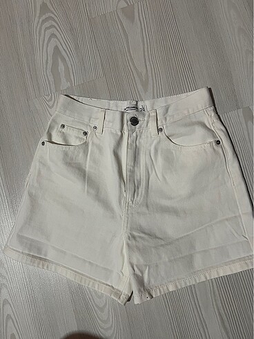 Pull and Bear Pull and bear beyaz şort