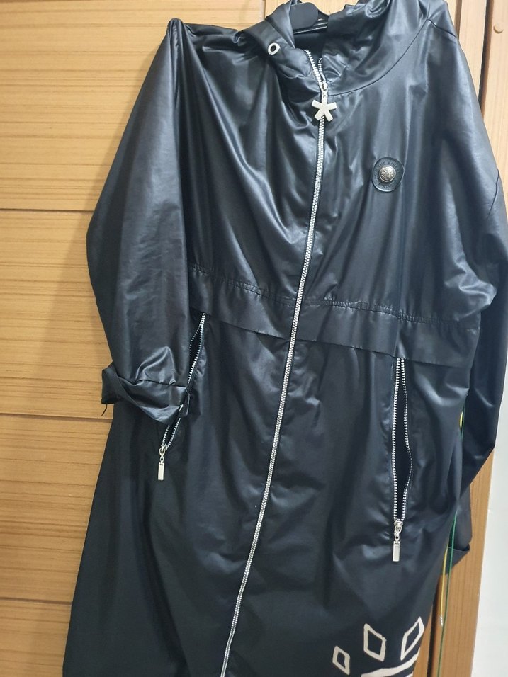Siyah Parlak Uzun Fermuarlı kadin Yağmurluk - Görsel 2