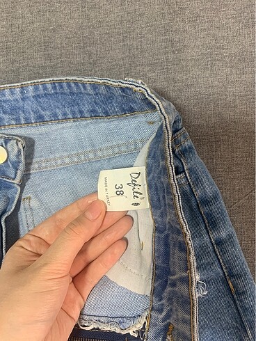 Trendyol & Milla Yirtikli kısa şort