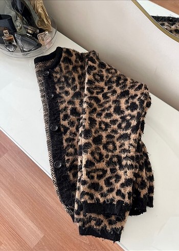 Kahverengi Leopar Desenli Kürklü Triko Hırka