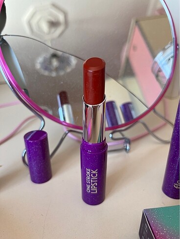 Flormar Flormar One Stroke Lipstick Parlak Bitişli Mat 05 Ruj Bricsk Dow