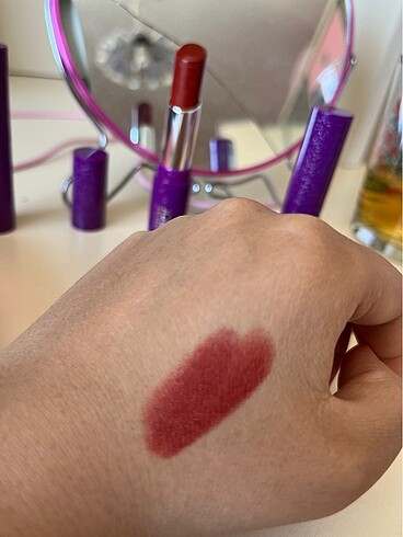 Beden Flormar One Stroke Lipstick Parlak Bitişli Mat 05 Ruj Bricsk Dow